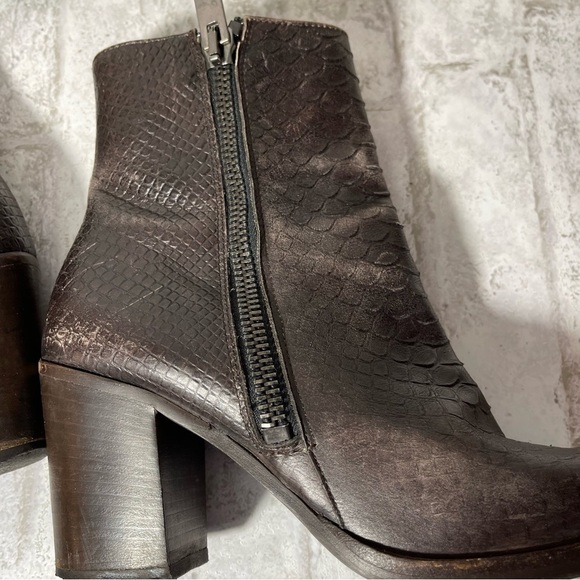 VIA Boots Women’s Sz 39 Brown Leather Snake Embossed Ankle - Picture 8 of 11
